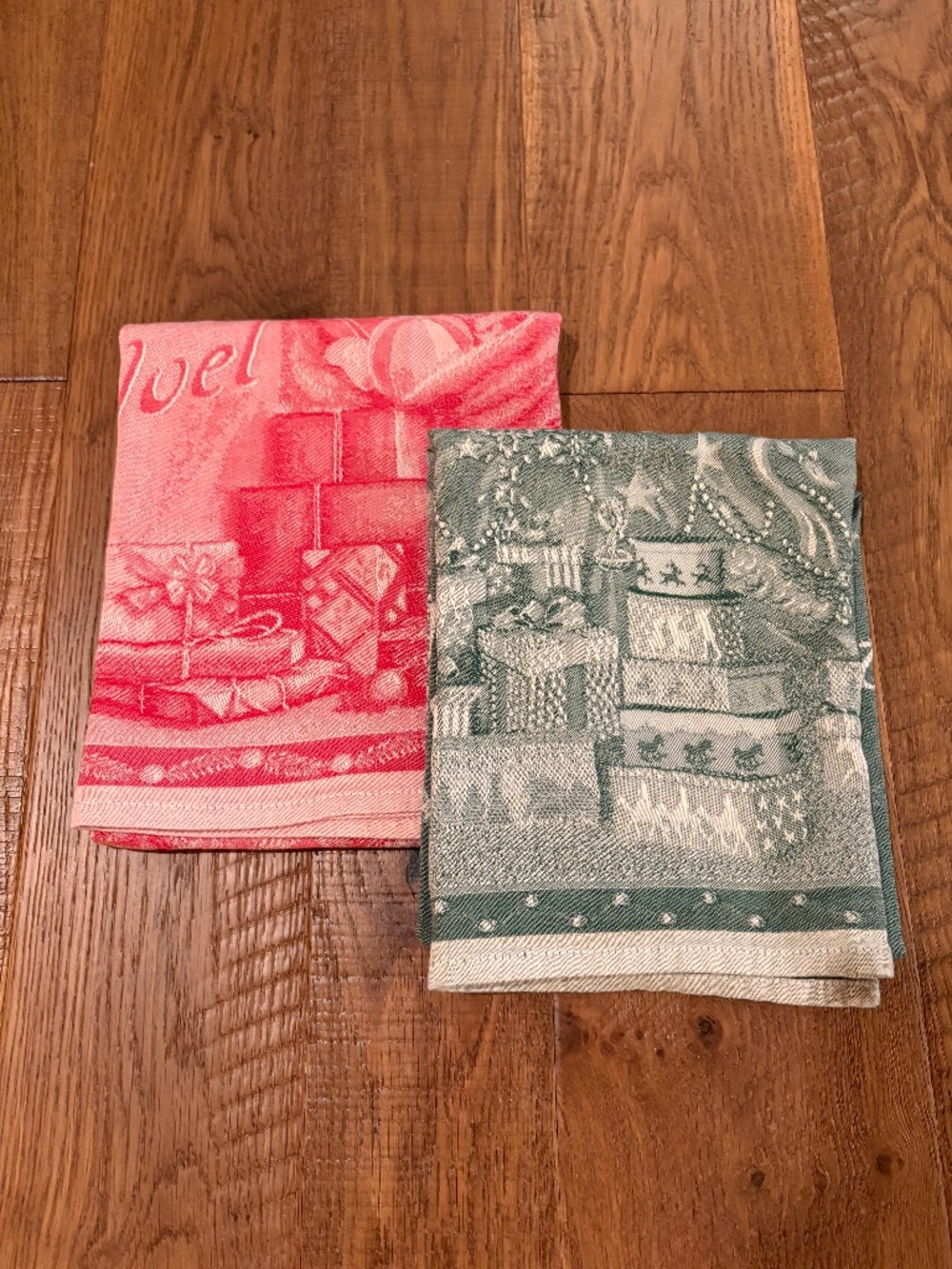 NWOT 2 SUR LA TABLE Nostalgic Looking Christmas Kitchen Towels Made in Italy